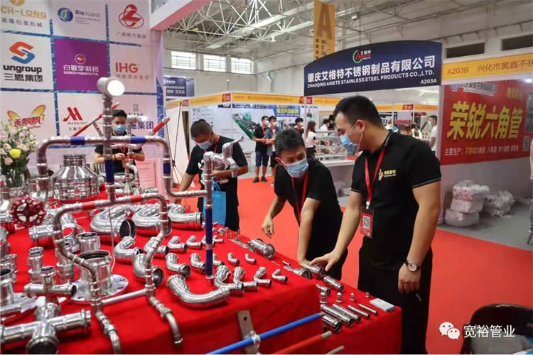 寬裕工程師對(duì)于不銹鋼水管配件的詳細(xì)講解，讓客戶(hù)更加詳細(xì)的了解產(chǎn)品